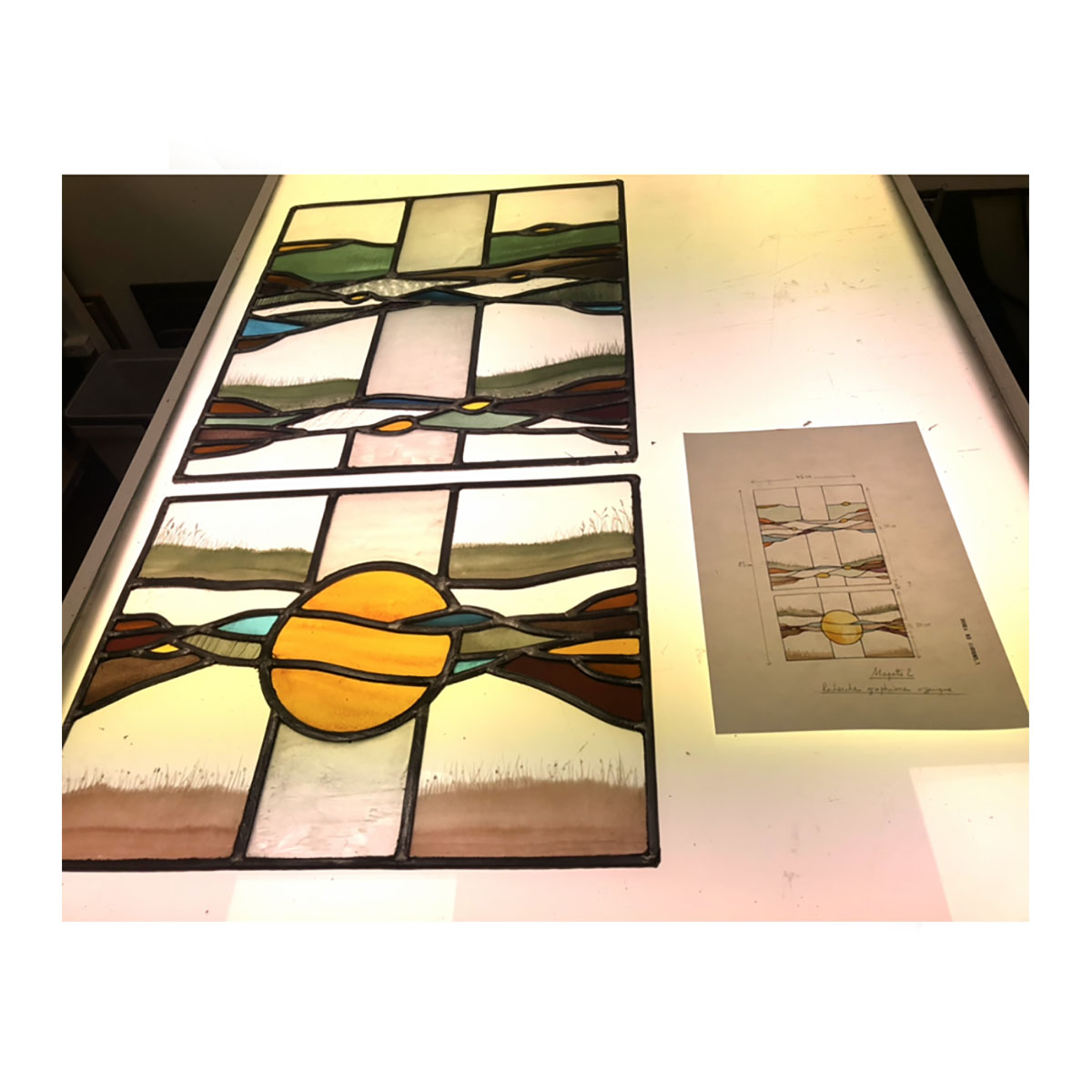 Vitrail paysage soleil levant sur table lumineuse