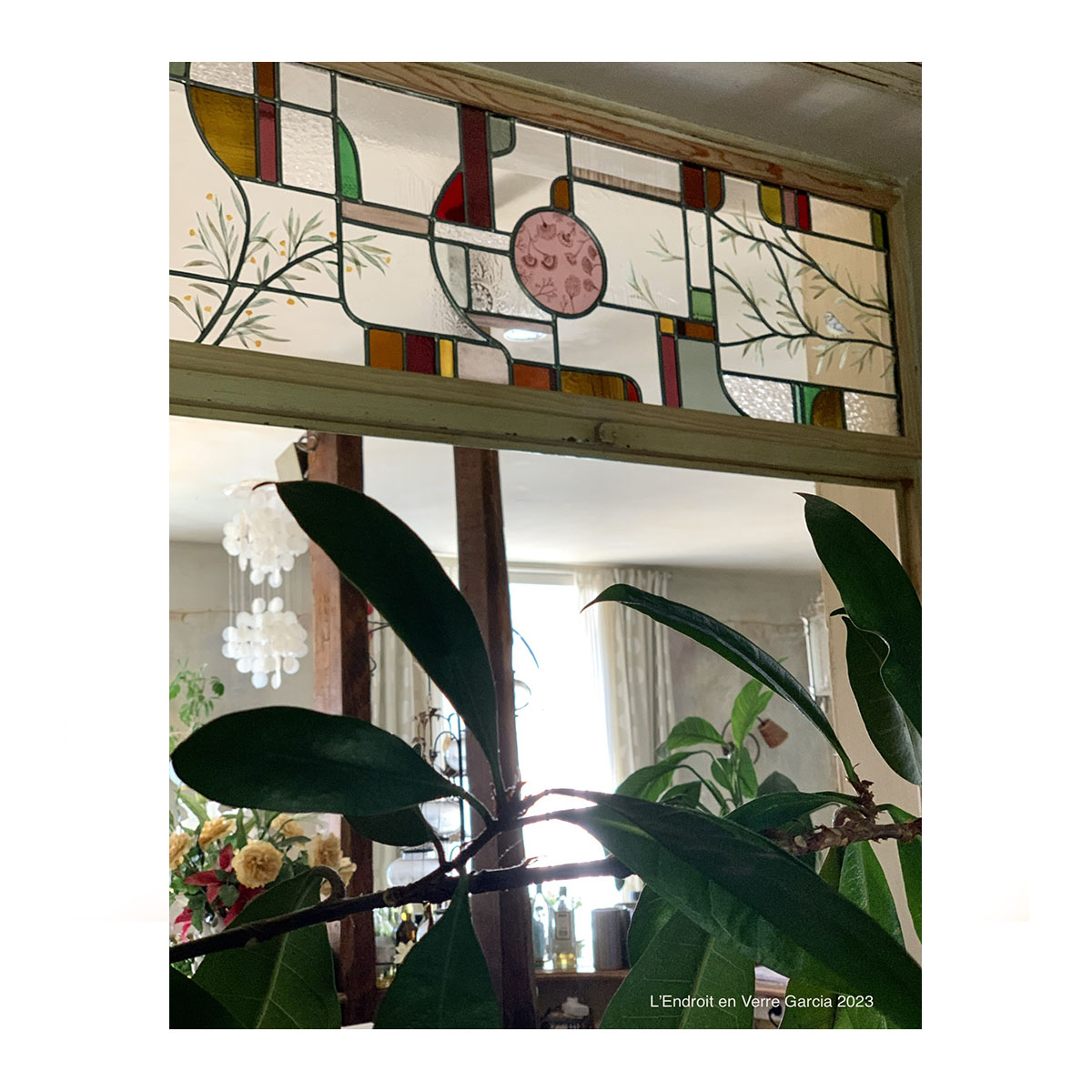 Vitrail paysage soleil levant sur table lumineuse