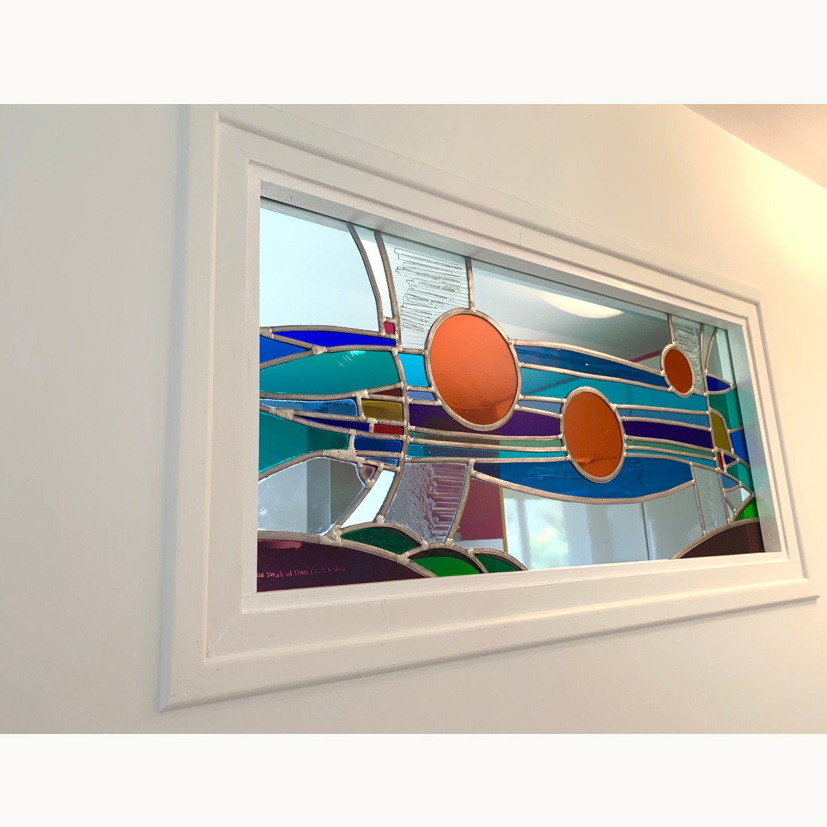 Vitrail tableau intégré dans une ouverture 
